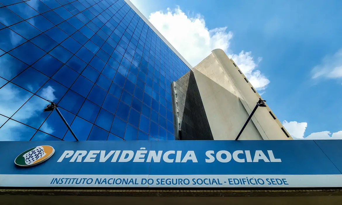 Lula busca soluções para aposentados prejudicados pelo INSS.