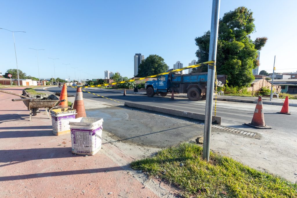 Foto: Emanoele Daiane - construção de faixas elevadas na Av. Parque do Barbado