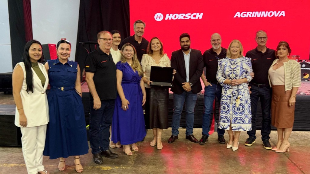 Representantes do Município junto a representantes da empresa na inauguração | Foto – Vandi